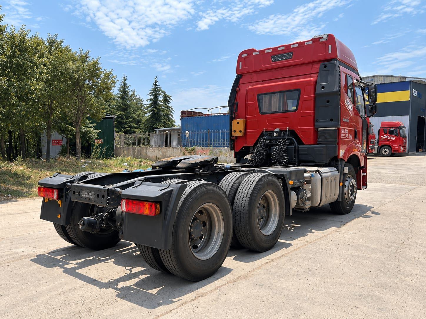 Tracteur routier FAW J6P 6×4, vue de trois quarts arrière, sellette, deux essieux arrière et réservoir de carburant en aluminium visibles