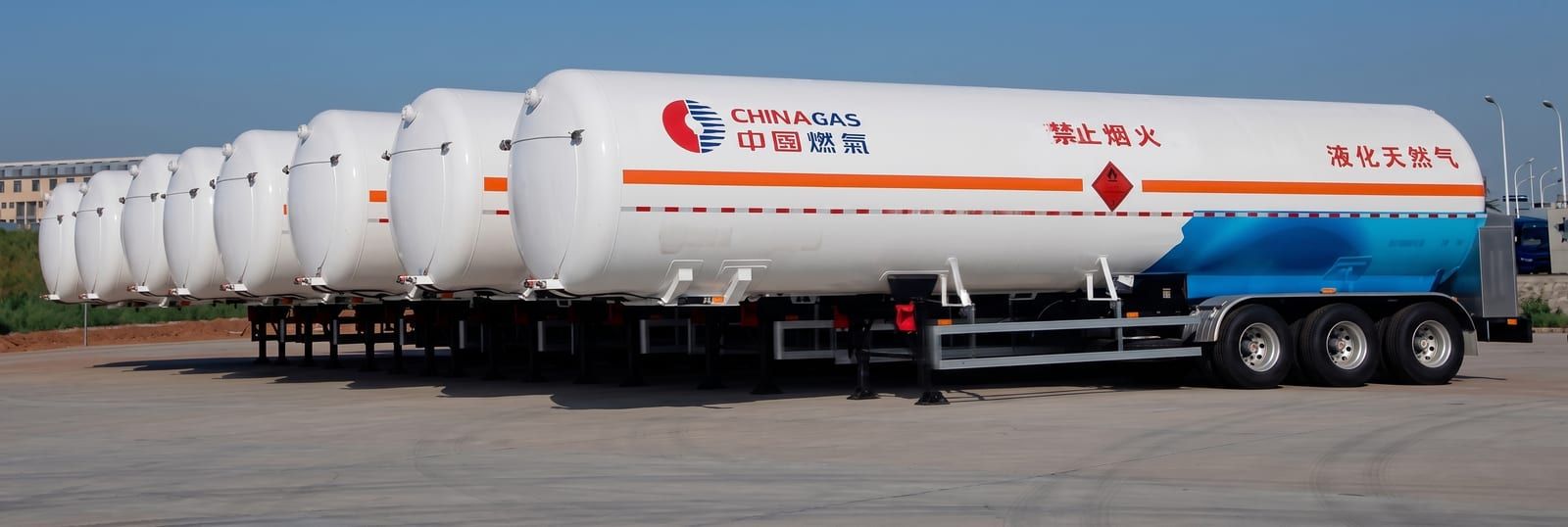 Semi-remorque de transport de gaz liquéfié, rangée de citernes à gaz terminées dans un parc