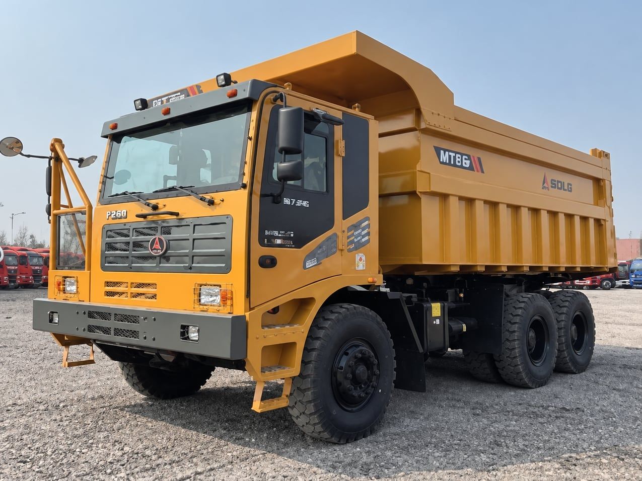 Camion minier à caisse large SDLG, vue de trois quarts avant, cabine jaune et benne vide