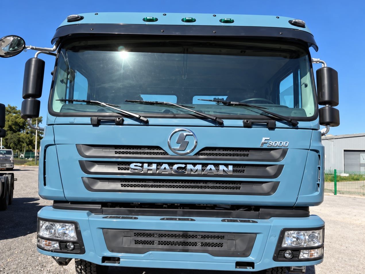 Tracteur routier Shacman Delong F3000 6×4, vue de face, largeur totale de la cabine et inscription F3000 sur la calandre visibles