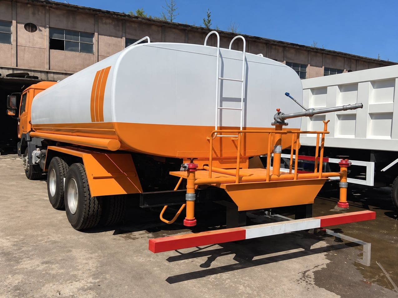 Camion citerne d'eau Shacman Delong F3000 6×4, vue de côté, citerne d'eau blanche sur châssis orange, échelle d'accès et rampe d'arrosage arrière