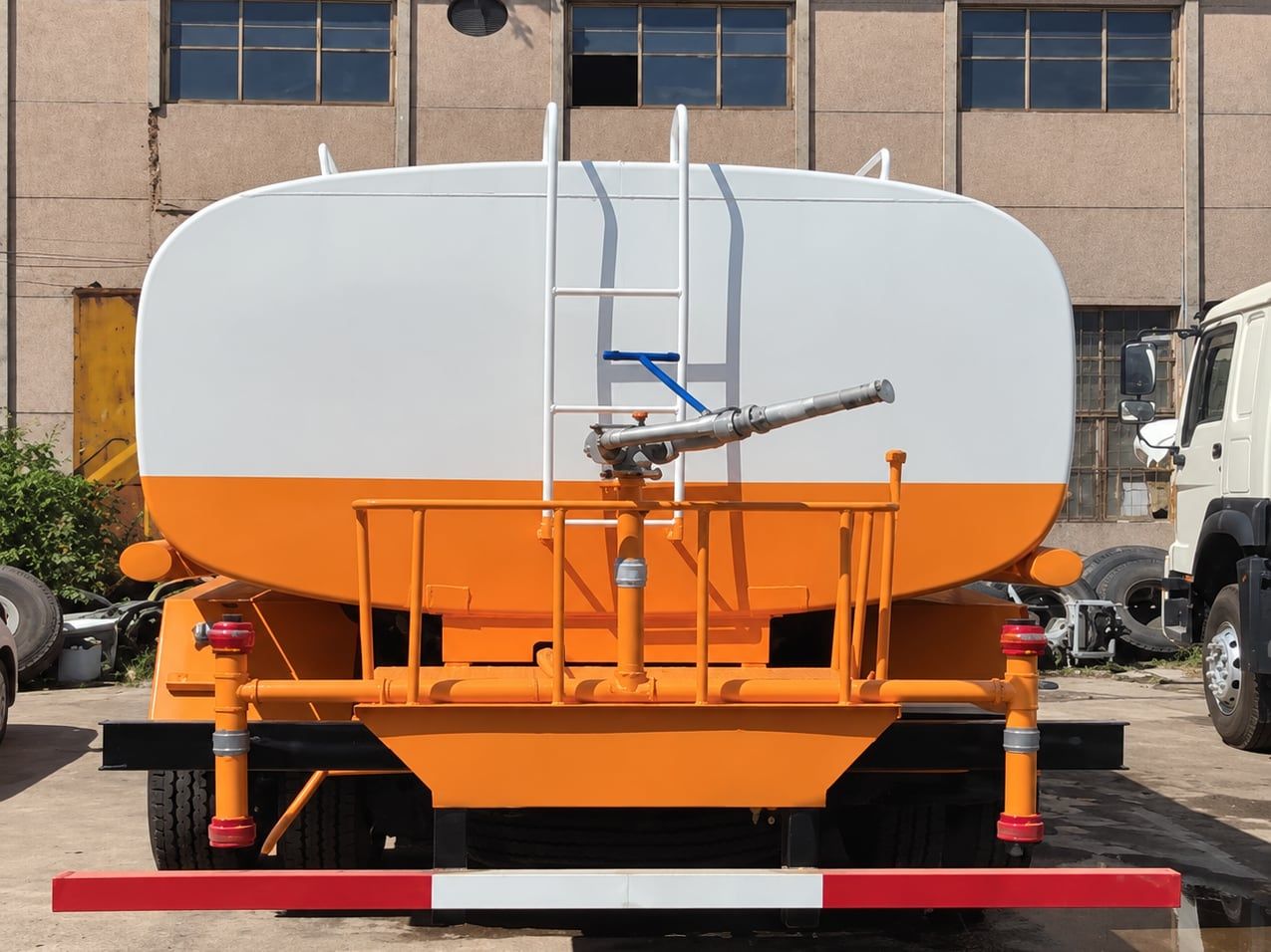 Camion citerne d'eau Shacman Delong F3000 6×4, arrière de la citerne d'eau : rampe d'arrosage, échelle d'accès et fond de la citerne