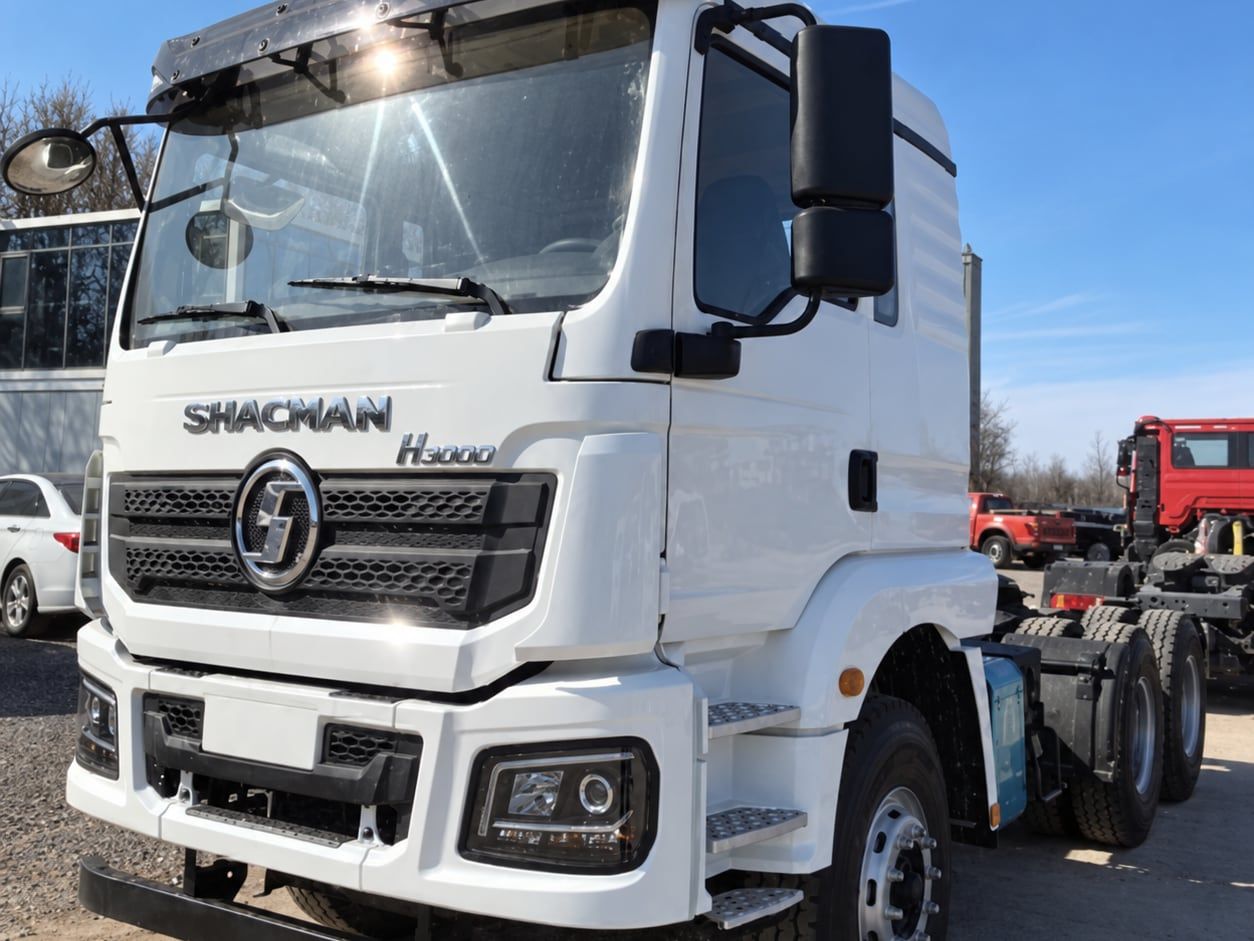 Tracteur routier Shacman Delong H3000 6×4, vue de trois quarts avant sous un ciel dégagé, cabine blanche