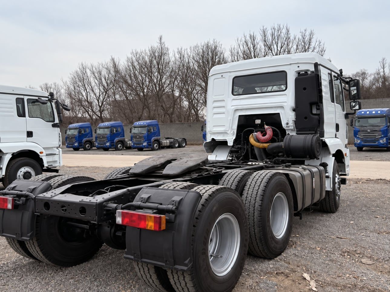 Tracteur routier Shacman Delong H3000 6×4, vue de trois quarts arrière, châssis et sellette visibles
