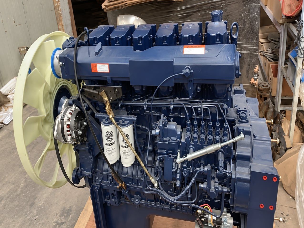 Tracteur routier Shacman Delong H3000 6×4, moteur photographié sur une palette, hors du châssis