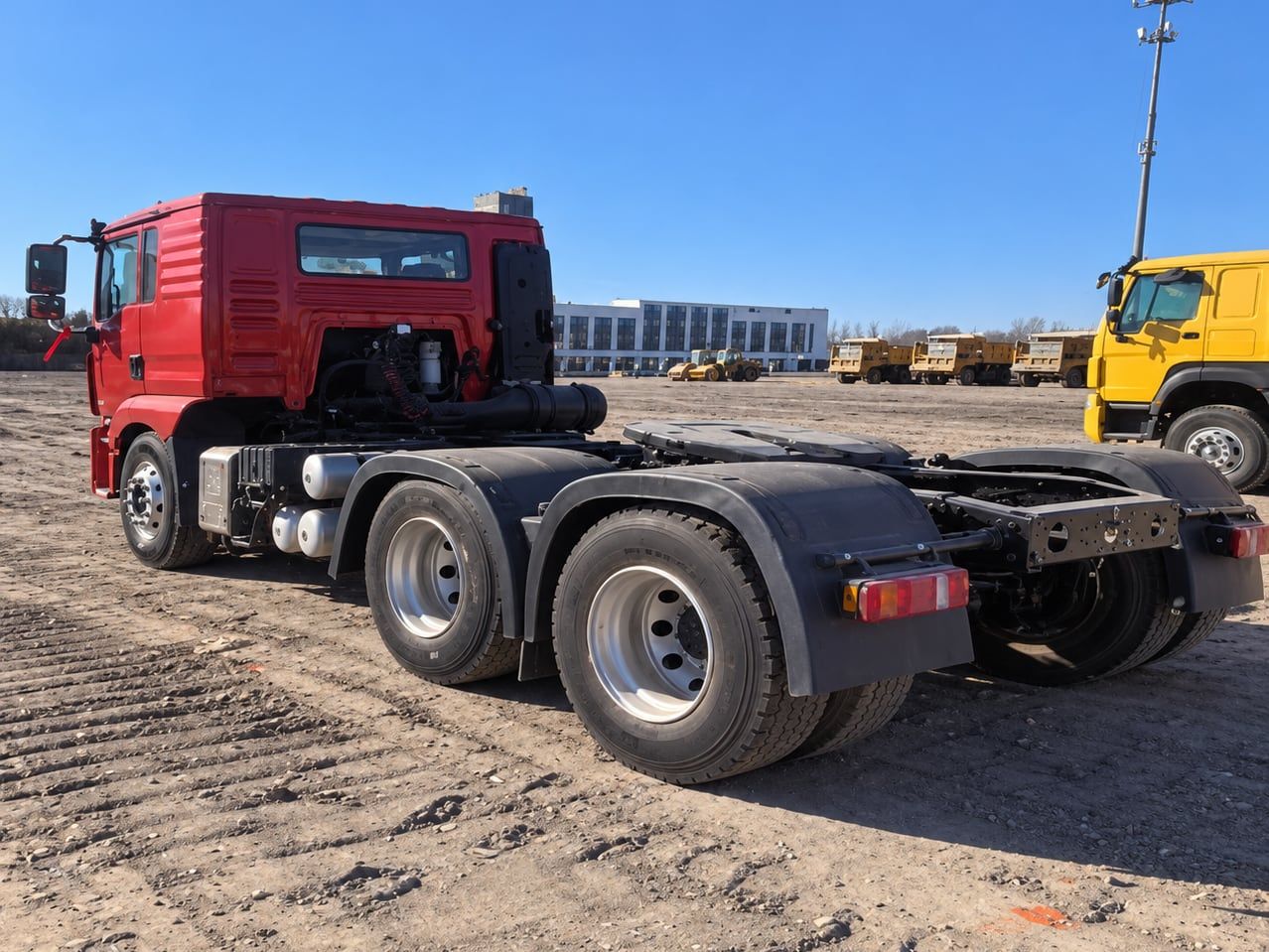 Tracteur routier Shacman Delong M3000 6×4, vue de trois quarts arrière, châssis, sellette et deux essieux arrière visibles