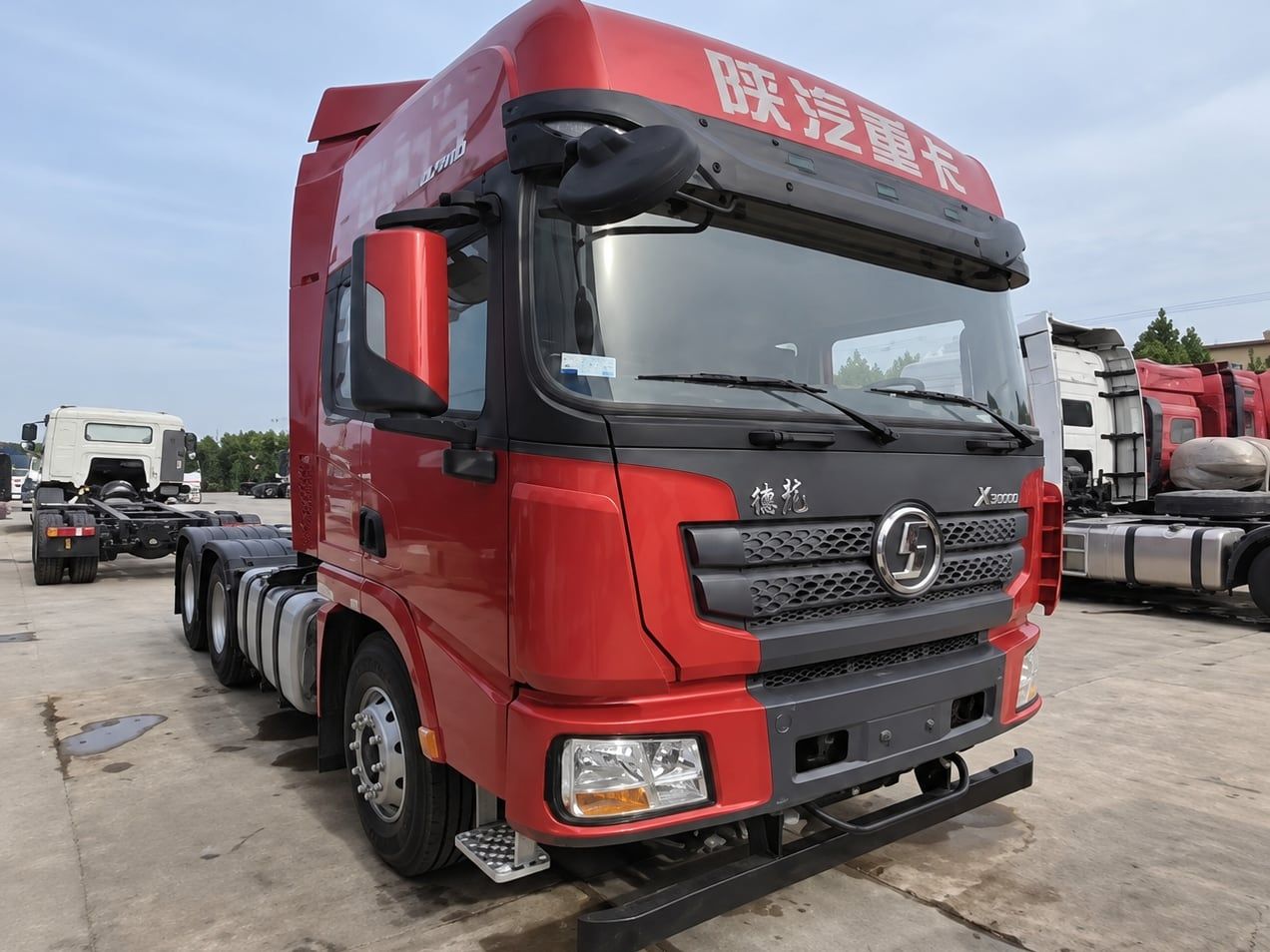 Tracteur routier Shacman Delong X3000 6×4, vue de trois quarts avant, cabine rouge et sellette libre