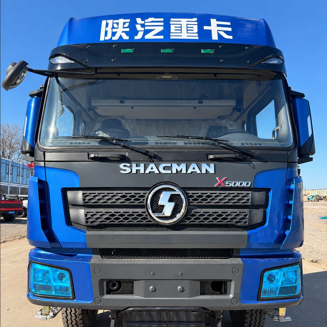 Tracteur routier Shacman Delong X5000 6×4, vue de face, largeur totale de la calandre et badge Shacman visibles