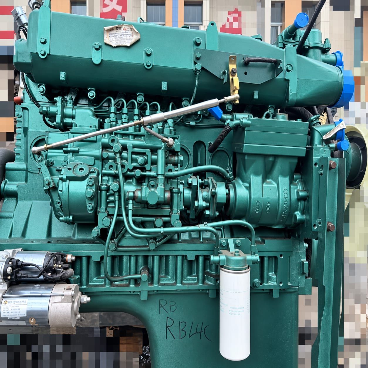 Camion malaxeur Sinotruk HOWO 6×4, moteur six cylindres photographié sur un support, hors du châssis