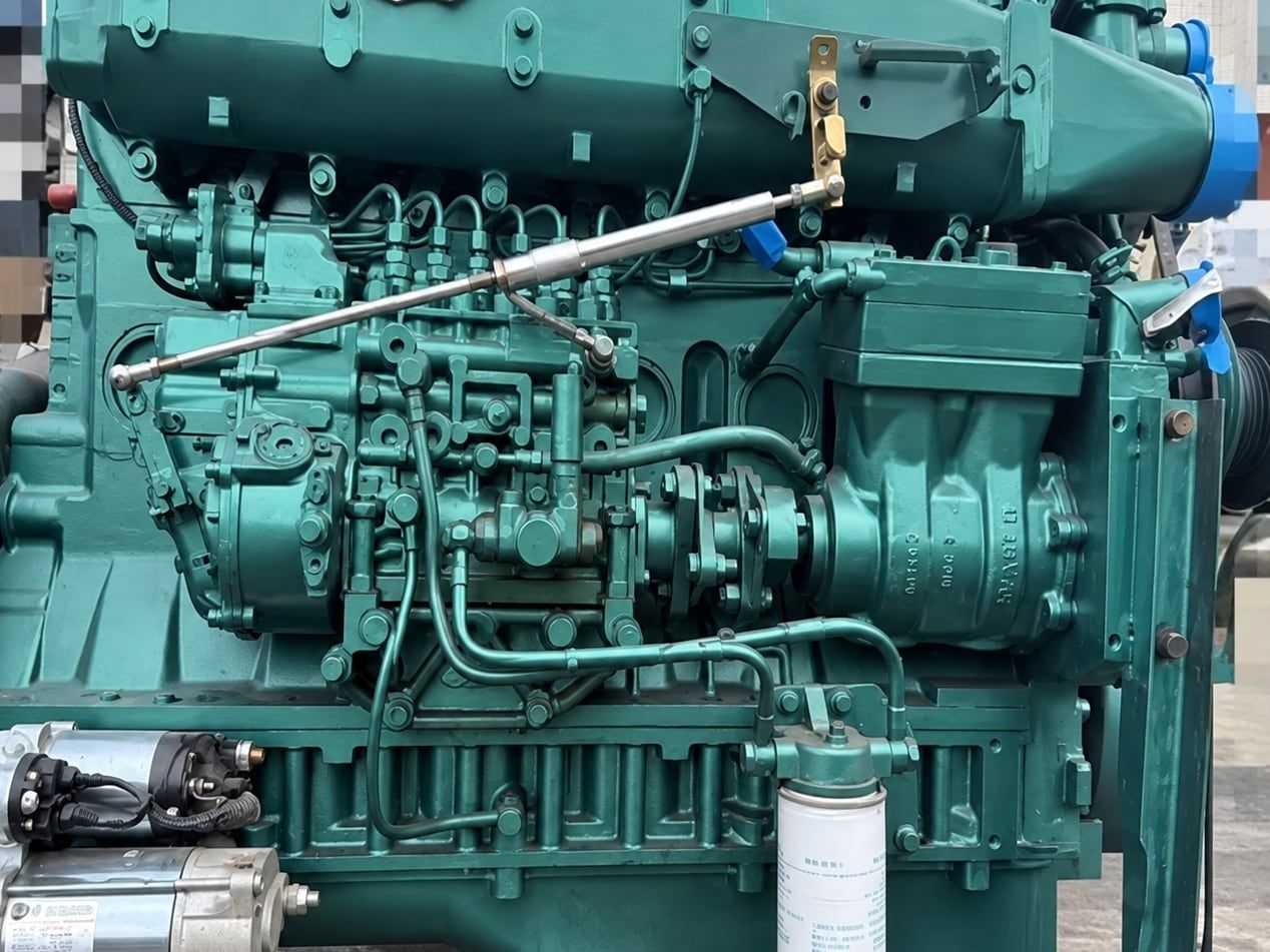 Camion benne Sinotruk HOWO 6×4, moteur diesel six cylindres photographié sur un support, hors du châssis