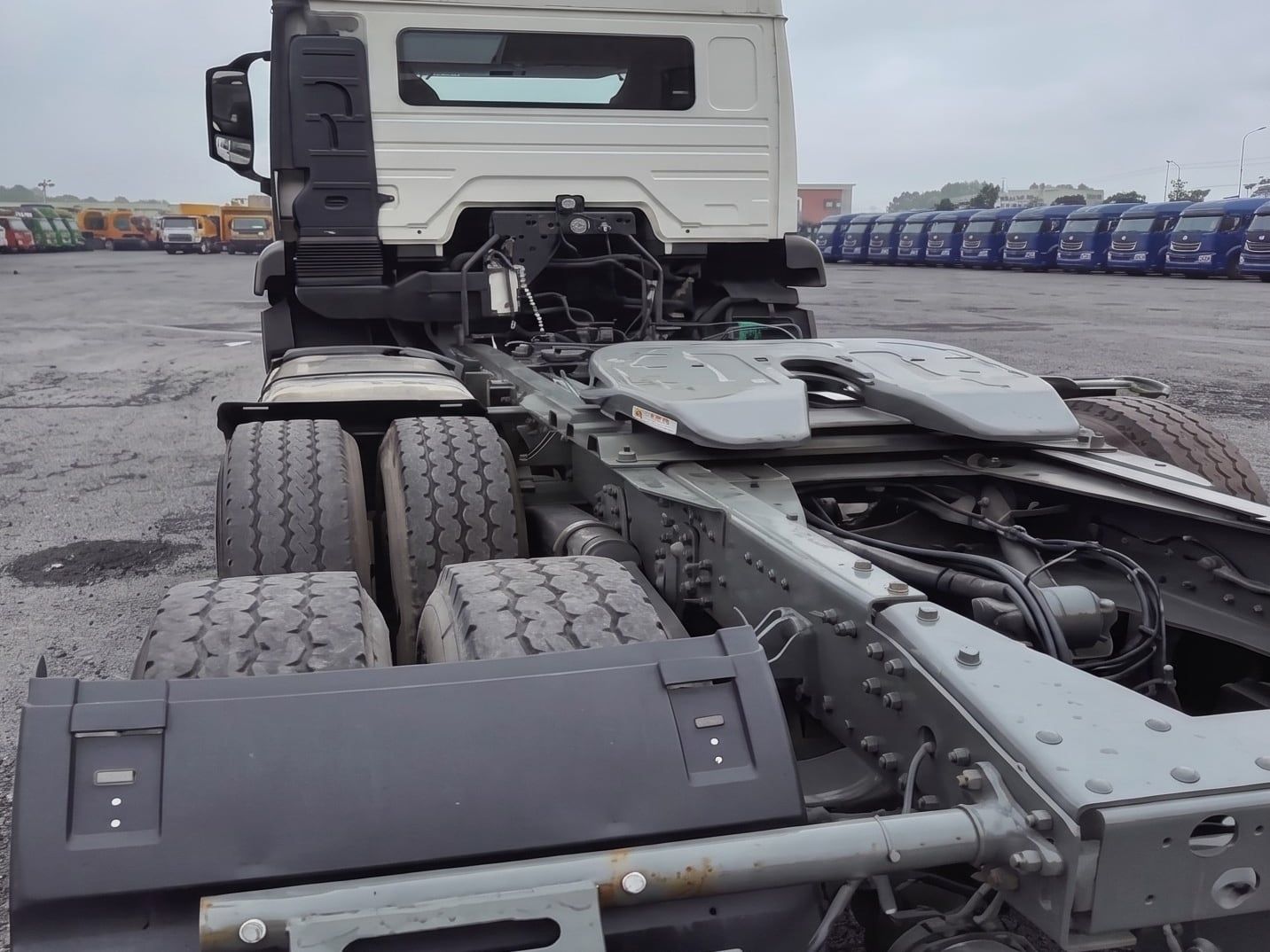 Tracteur routier Sinotruk HOWO 6×4, châssis derrière la cabine : sellette, support de roue de secours et deux essieux arrière