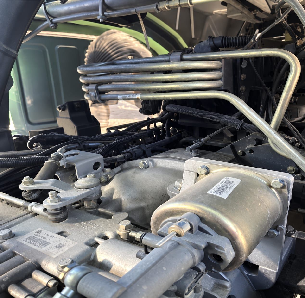 Camion benne Sinotruk HOWO 8×4, châssis derrière la cabine, circuit hydraulique de levage de la benne et conduites d'air visibles