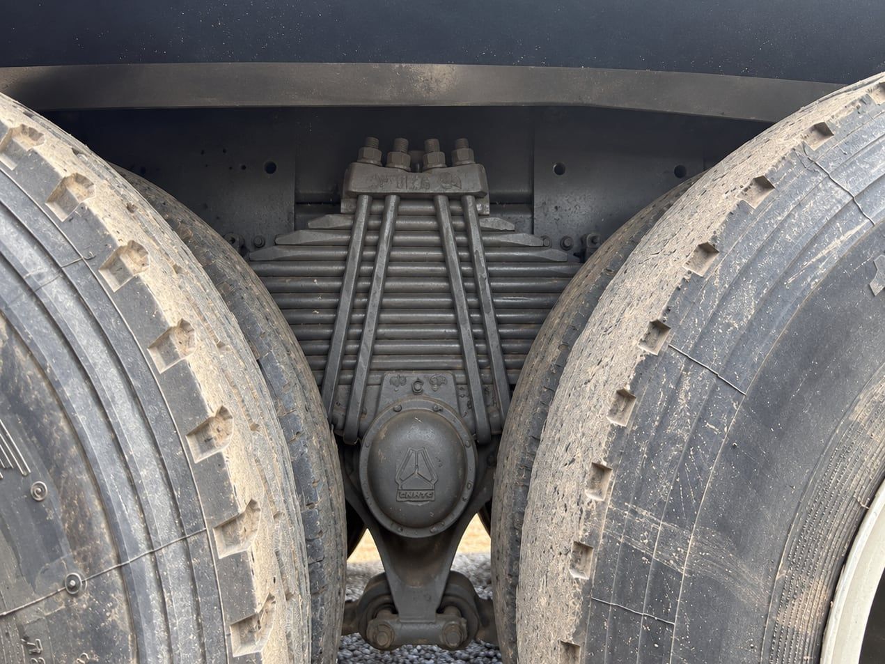 Camion benne Sinotruk HOWO 8×4, suspension arrière et pneus jumelés photographiés par dessous