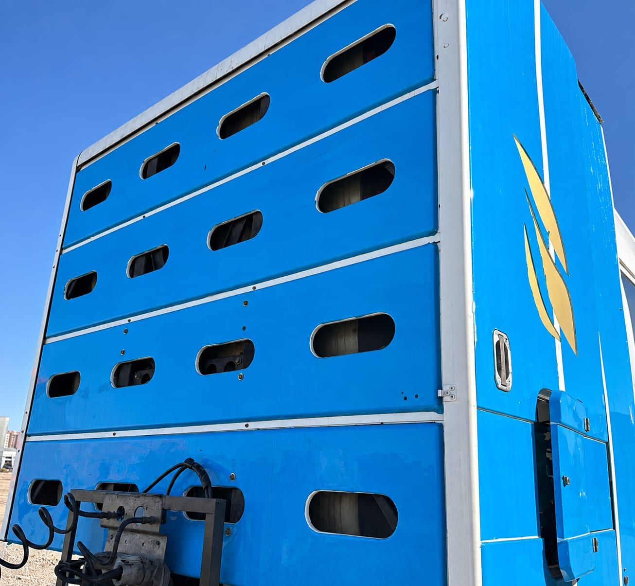 Tracteur routier Sinotruk HOWO CNG 6×4, bâti bleu de bouteilles de gaz derrière la cabine, extrémités des bouteilles visibles par les ouvertures d'accès