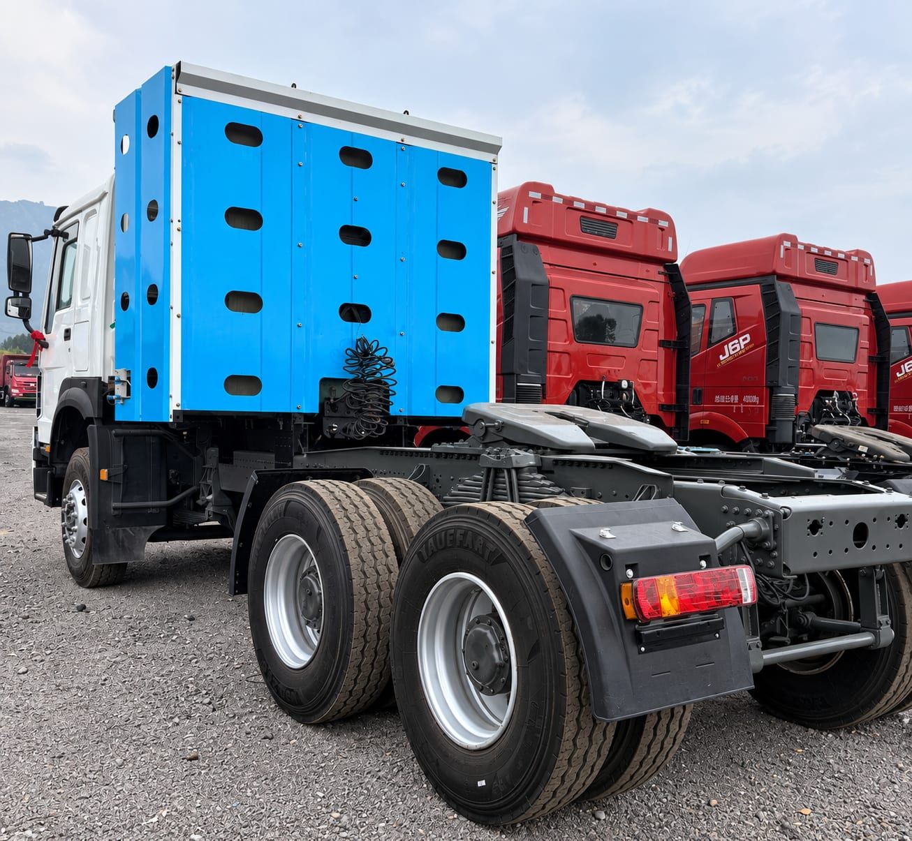 Tracteur routier Sinotruk HOWO CNG 6×4, vue arrière, sellette, deux essieux arrière et hauteur totale du bâti de bouteilles visibles