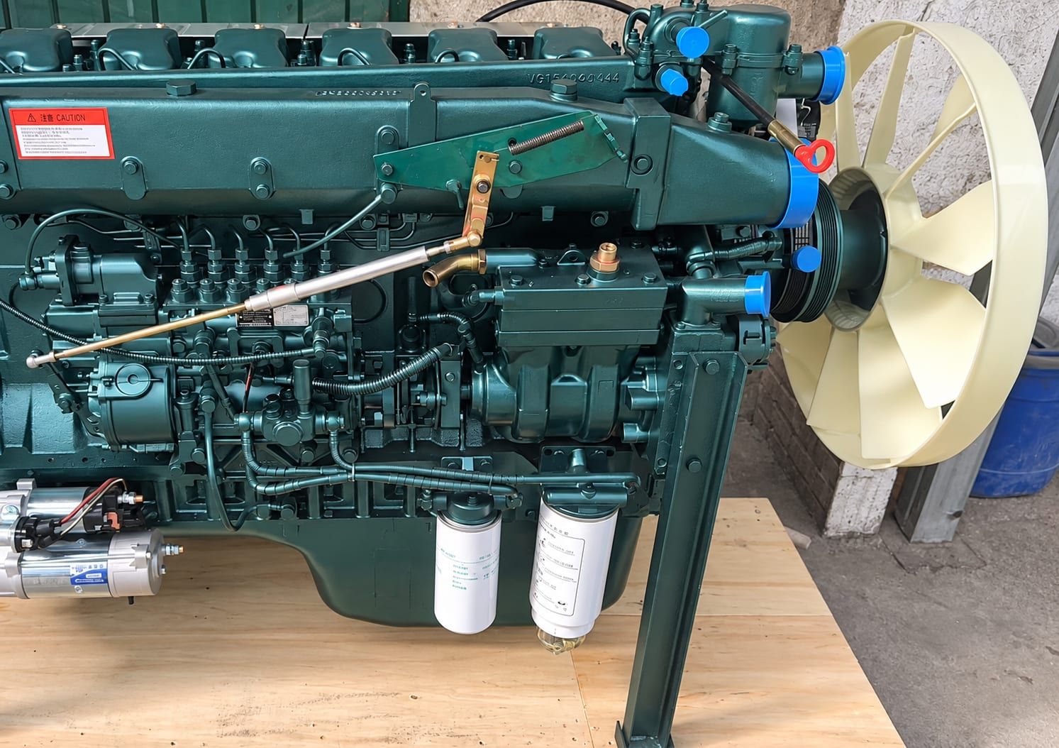 Tracteur routier Sinotruk HOWO CNG 6×4, moteur six cylindres photographié sur un établi dans l'atelier, hors du châssis