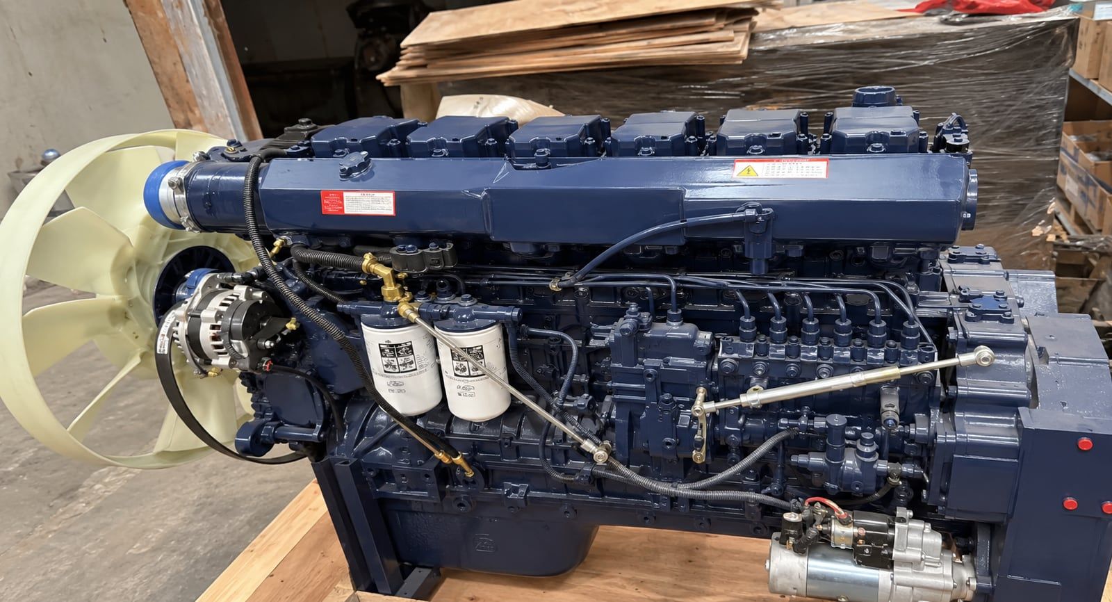 Camion benne Sinotruk HOWO NX 6×4, moteur photographié sur un support, hors du châssis