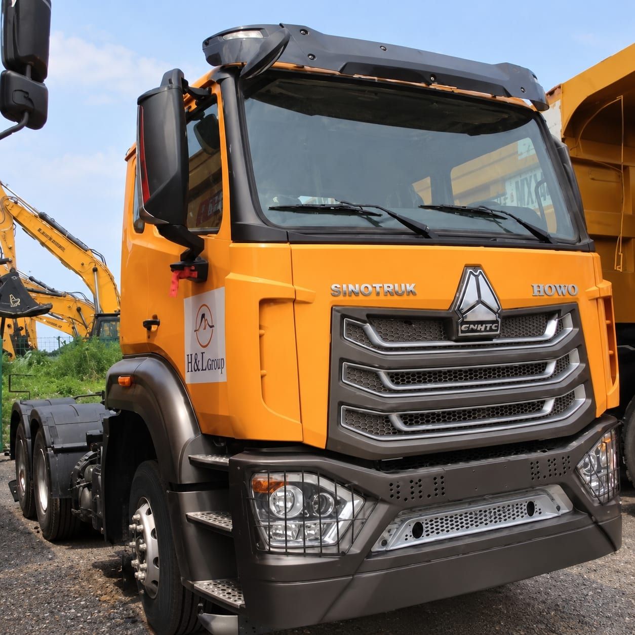 Tracteur routier Sinotruk HOWO NX 6×4, vue de l'avant droit, cabine, marche d'accès et essieu avant visibles