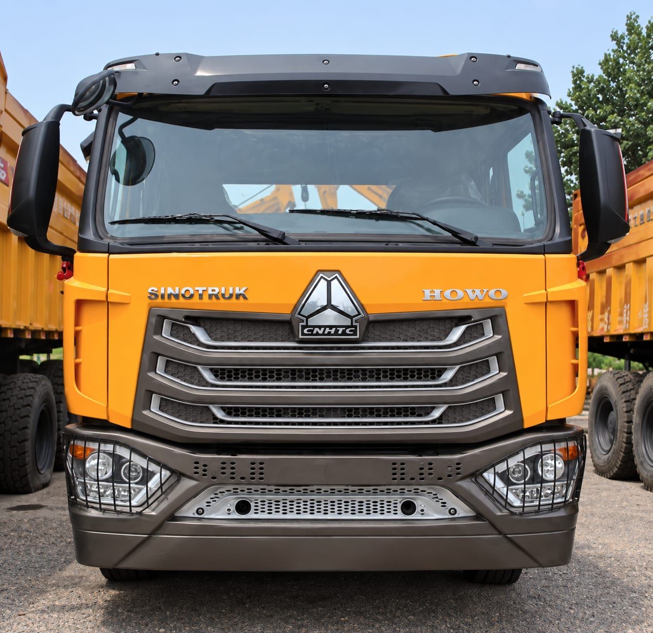Tracteur routier Sinotruk HOWO NX 6×4, vue de face, largeur totale de la calandre et emblème CNHTC visibles