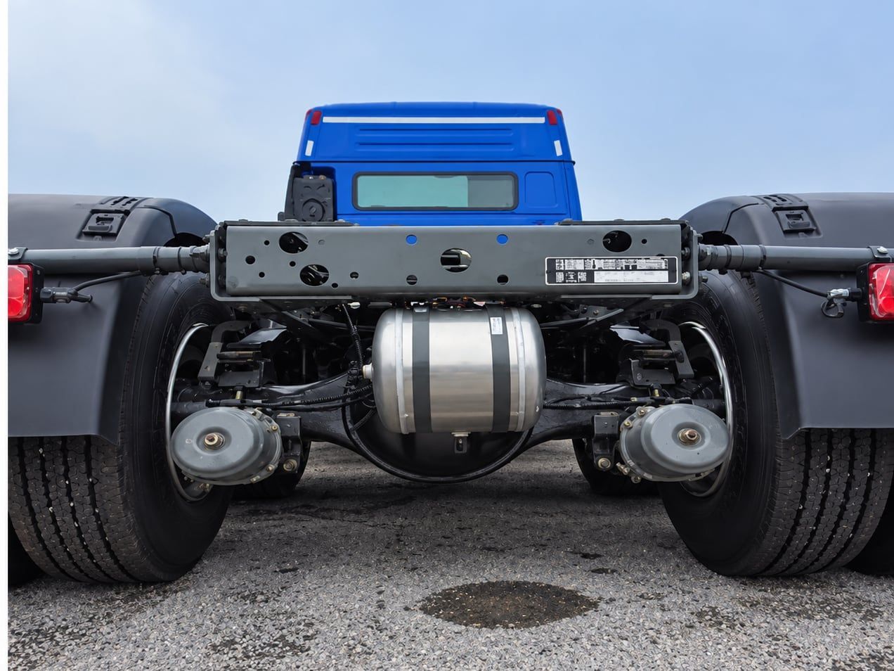 Tracteur routier Sinotruk HOWO NX 6×4, châssis vu de l'arrière : sellette, réservoir d'air et essieux arrière