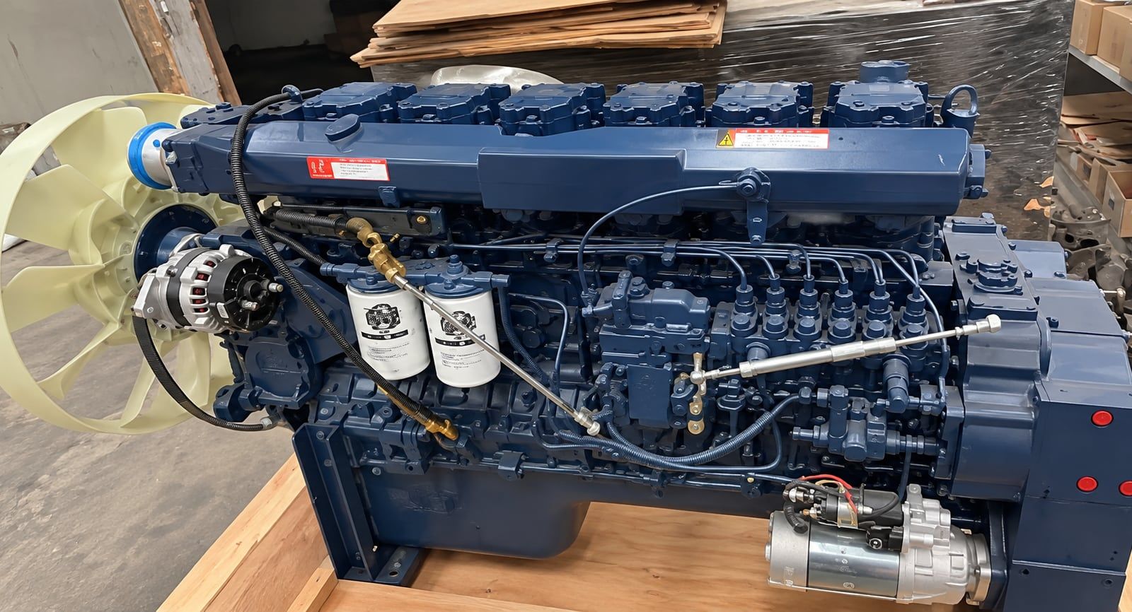 Camion benne Sinotruk HOWO NX 8×4, moteur photographié sur une palette, hors du châssis