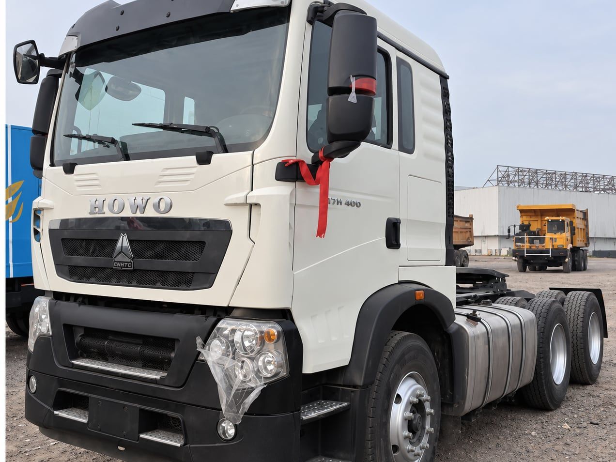 Tracteur routier Sinotruk HOWO TX 6×4, vue de trois quarts avant, cabine blanche, châssis et sellette visibles