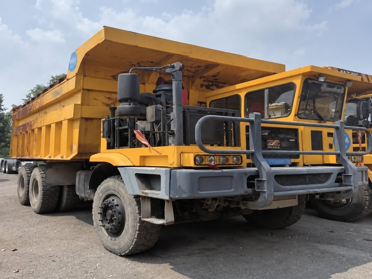 Camion minier à caisse large Tonly, vue de côté, toute la longueur de la benne et les trois essieux visibles