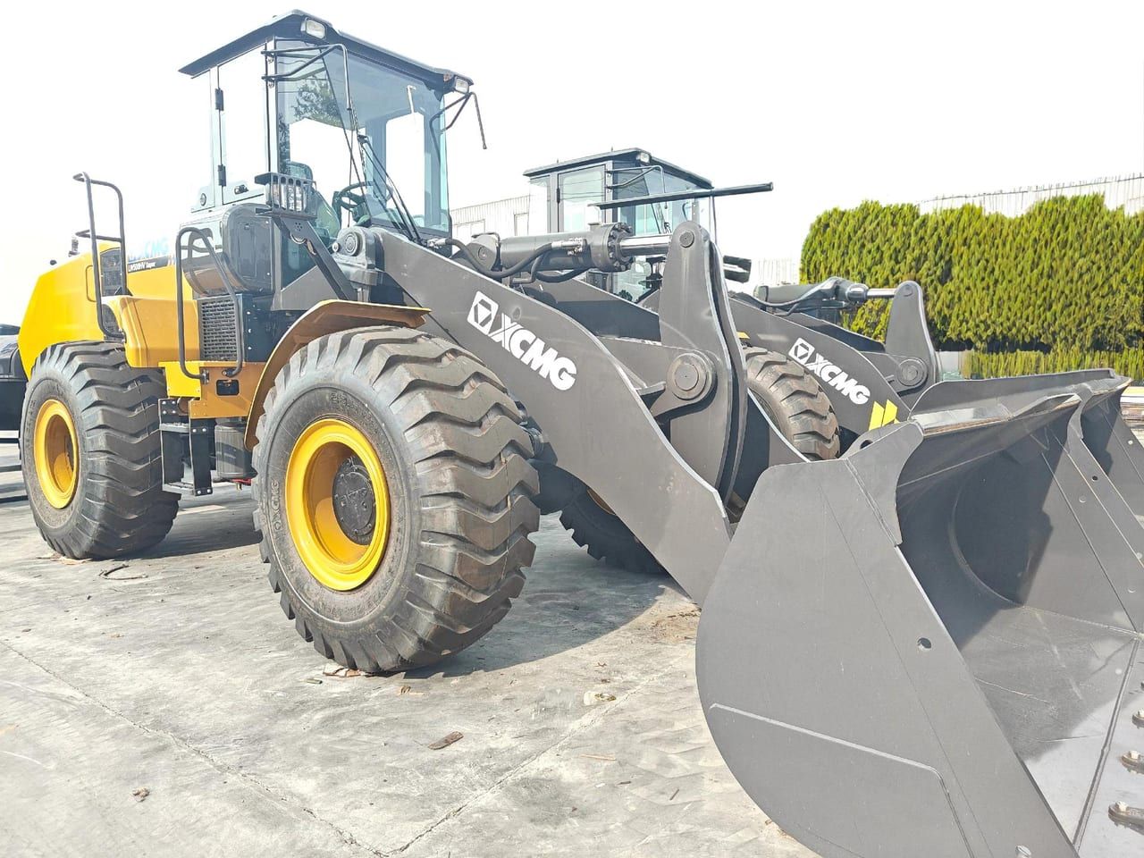 XCMG LW500HV Super wheel loader front three-quarter, the lift arms and the wide bucket close up