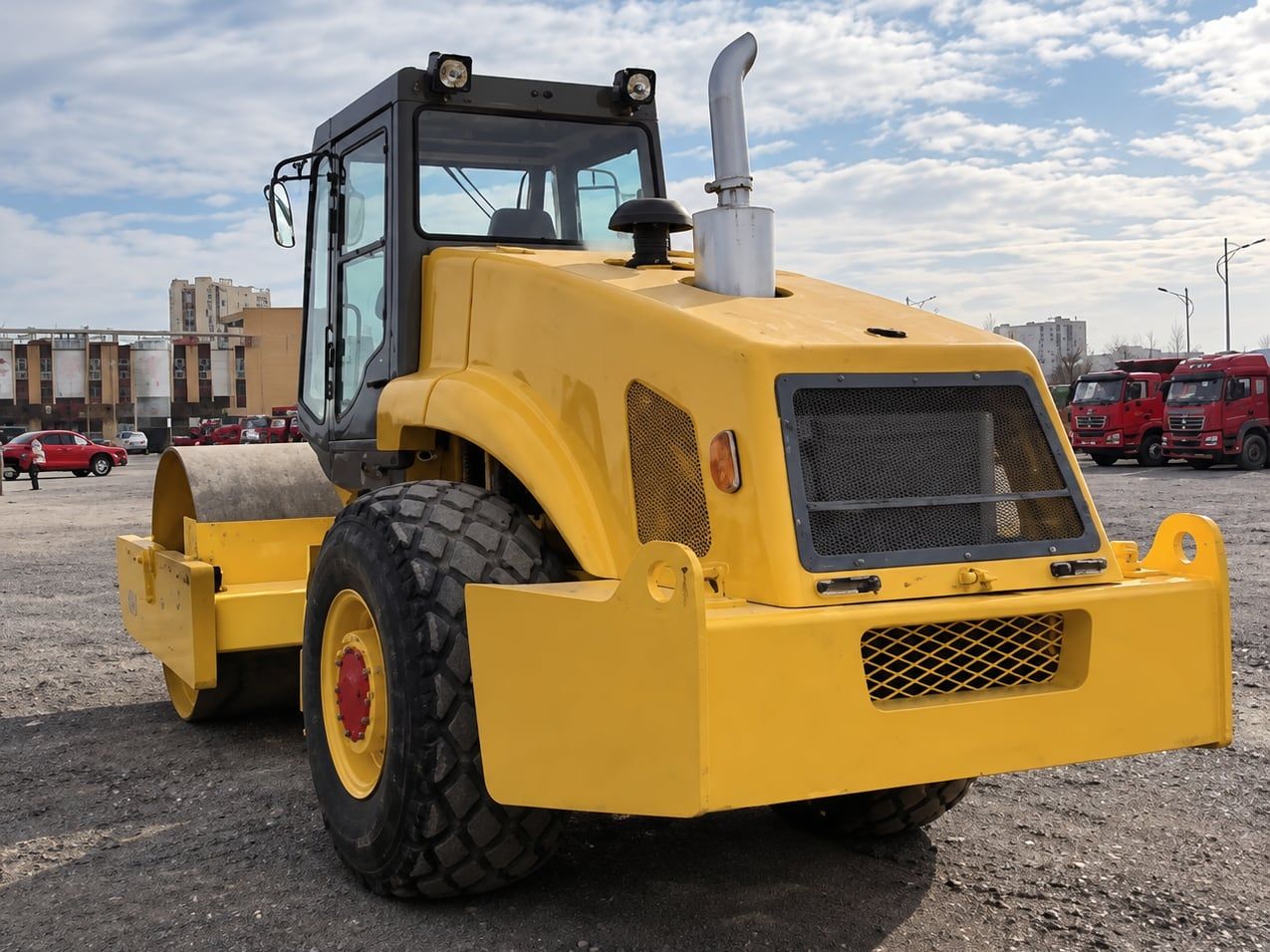 Compacteur monocylindre XCMG de 22 t, vue de trois quarts avant sur une surface dure du parc, cylindre à l'avant