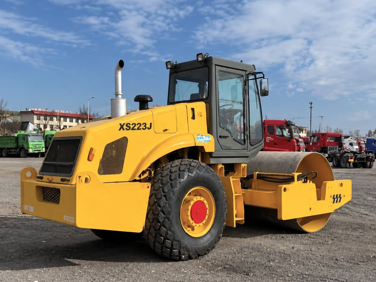 Compacteur monocylindre XCMG de 22 t, vue de côté, cylindre, cabine de l'opérateur et roues motrices arrière visibles